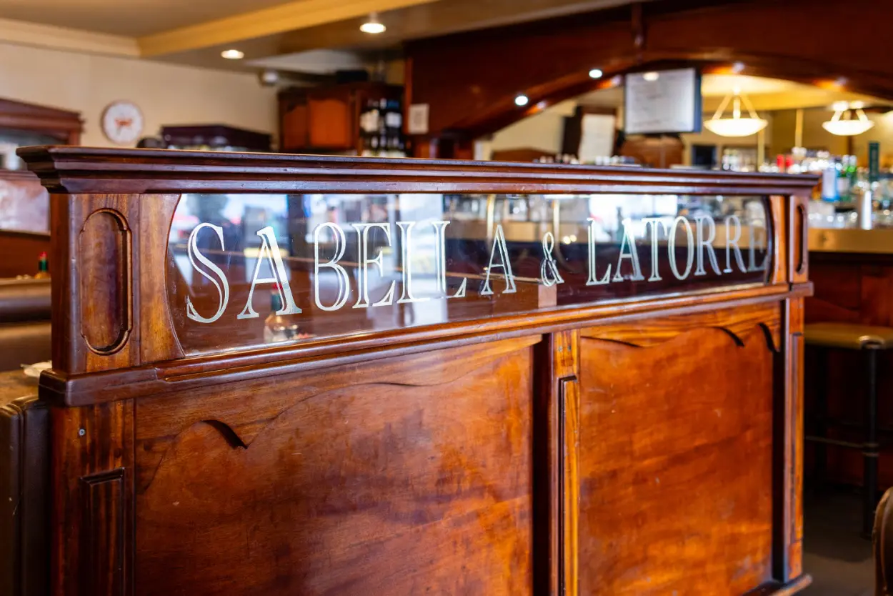 A wooden bar with the name of sabe la latorre